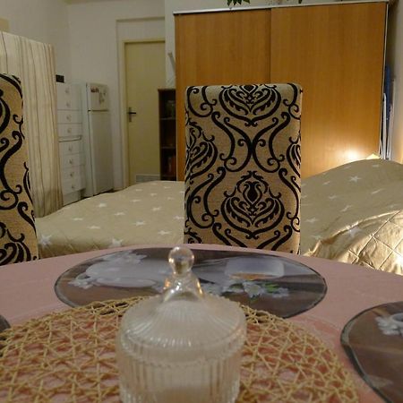 Cozy Modest Room For 2 Or 3 Persons Praga Exterior foto
